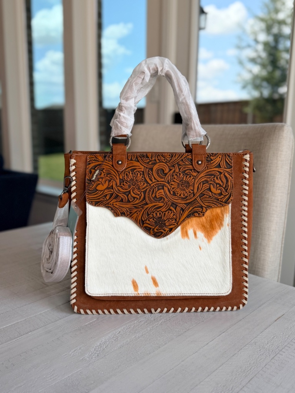 Trinity Ranch Cowhide ＆ Tooled Leather Tote Bag Brown